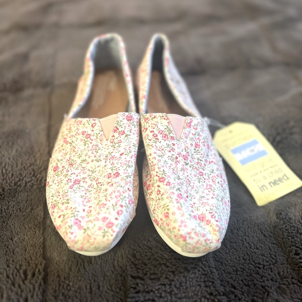 NWT TOMS Women classic loafer- multi pink floral embroidered size 8.5